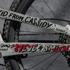 DyedBro Chainsaw Rammefolie – Sort / Rød -Crankbrothers Salgsbutik 70I2620 1024x1024@2x