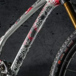 DyedBro Chainsaw Rammefolie – Sort / Rød -Crankbrothers Salgsbutik 70I2626 1024x1024@2x