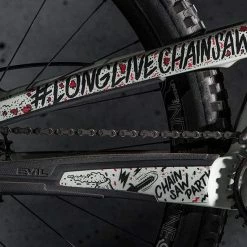 DyedBro Chainsaw Rammefolie – Sort / Rød -Crankbrothers Salgsbutik 70I2644 1024x1024@2x