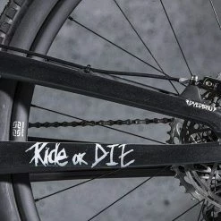 DyedBro Ride Or Die Rammefolie Hvid – Mat -Crankbrothers Salgsbutik 70I2768 1024x1024@2x