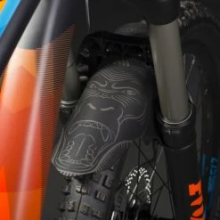 All-mountain-style ALL MOUNTAIN STYLE Forskærm – Abe -Crankbrothers Salgsbutik AMAS Mud Guard Ape on a rally bike xweb 1024x1024