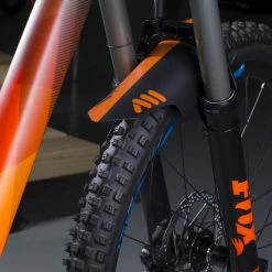 All-mountain-style ALL MOUNTAIN STYLE Forskærm Orange -Crankbrothers Salgsbutik AMAS Mud Guard Orange on a enduro bike xweb 1024x1024