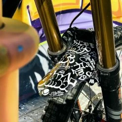 All-mountain-style All Mountain Style Forskærm – AMS X Montana Colors -Crankbrothers Salgsbutik AMSXMontanaMudGuardinstalledonbike 1600x1200