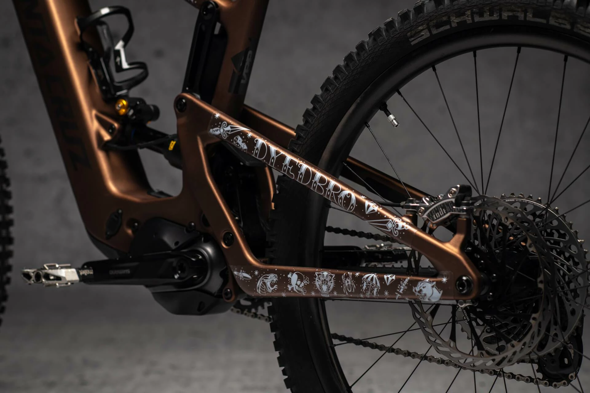 DyedBro Old School Tattoo Rammefolie Emtb Hvid – Mat 1 DyedBro Old School Tattoo Rammefolie Emtb Hvid – Mat