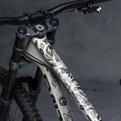 DyedBro Fluor Rammefolie – Mat / Sort 11 DyedBro Fluor Rammefolie – Mat / Sort -Crankbrothers Salgsbutik Fluor Black 1 1024x1024@2x