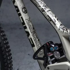 DyedBro Fluor Rammefolie – Mat / Sort