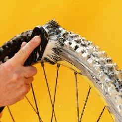 Muc-Off Dæk- Og Kassettebørste -Crankbrothers Salgsbutik Tyre Cassette brush lifestyle