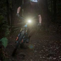 Blackburn Dayblazer 1500 Forlygte -Crankbrothers Salgsbutik bbn dayblazer 1500 front light black 7134750 lifestyle 5