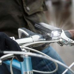 Blackburn Dayblazer 400 Forlygte -Crankbrothers Salgsbutik bbn dayblazer 400 front light black 7097038 lifestyle 4